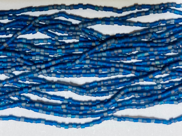 極小サイズ★チェコ製★マットな紺色★20/0サイズ★1m★オートクチュール刺繍ビーズ★CZ20MBI-MTMB 3枚目の画像