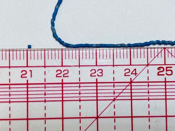 極小サイズ★チェコ製★マットな紺色★20/0サイズ★1m★オートクチュール刺繍ビーズ★CZ20MBI-MTMB 4枚目の画像