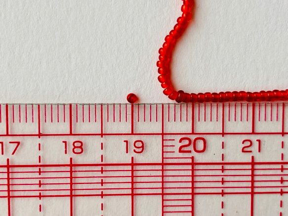 ヴィンテージビーズ★イタリア製ヴェネツィア★15/0サイズ ★濃い赤色★1m★リュビネル針★糸通し★VV15DR-T 4枚目の画像
