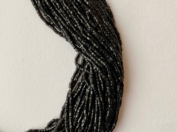ヴィンテージビーズ★イタリア製ヴェネツィア★六角ビーズ ★黒色★1m★オートクチュール刺繍★糸通し★VV1B-HCB 1枚目の画像