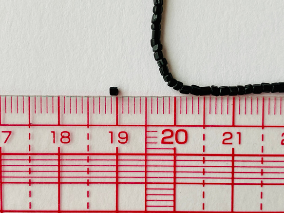 ヴィンテージビーズ★イタリア製ヴェネツィア★六角ビーズ ★黒色★1m★オートクチュール刺繍★糸通し★VV1B-HCB 4枚目の画像