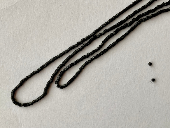 ヴィンテージビーズ★イタリア製ヴェネツィア★六角ビーズ ★黒色★1m★オートクチュール刺繍★糸通し★VV1B-HCB 6枚目の画像