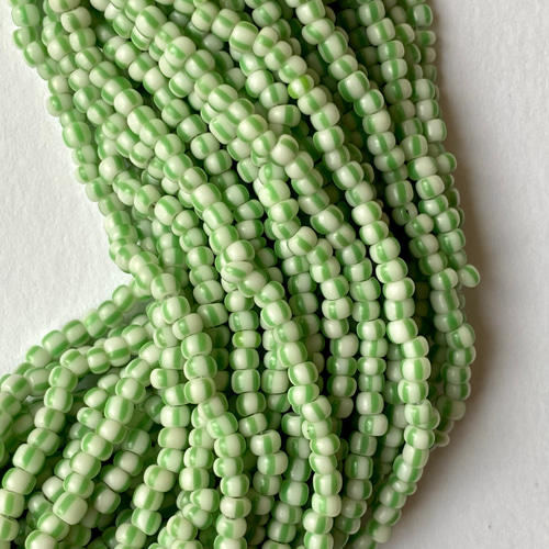 ヴィンテージビーズ☆フランス製☆9/0サイズ ☆白&緑色ストライプ☆1m