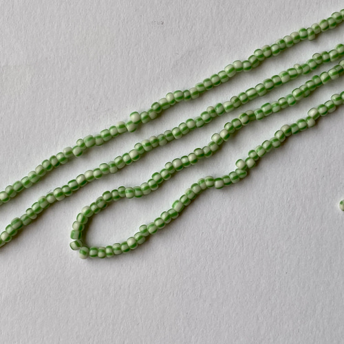 ヴィンテージビーズ☆フランス製☆9/0サイズ ☆白&緑色ストライプ☆1m