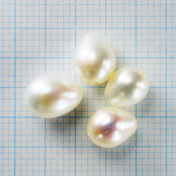2粒売り 淡水真珠AA++　縦穴ドロップ8×6mm 3枚目の画像