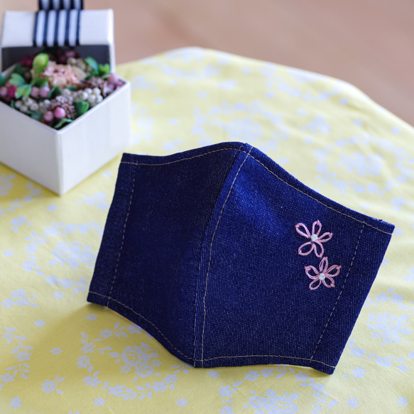 お花の刺繍がカワイイ★デニムの小顔さん用立体マスク（ピンク／耳が痛くならないマスクコード付）Mサイズ 2枚目の画像