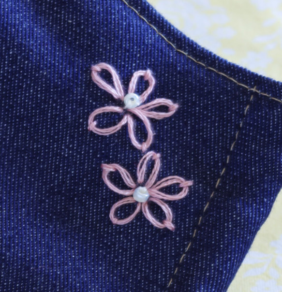 お花の刺繍がカワイイ★デニムの小顔さん用立体マスク（ピンク／耳が痛くならないマスクコード付）Mサイズ 3枚目の画像