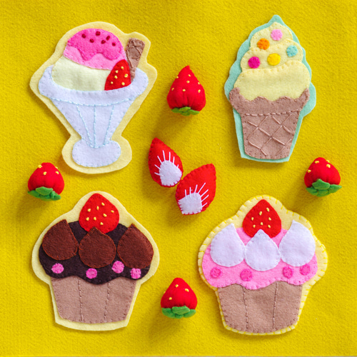 フェルトのお名前ワッペン•ホルダー（イチゴのカップケーキ） その他