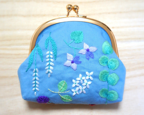 森と動物の物語のがま口ポーチ 手刺繍 ハンドメイド - メルカリ