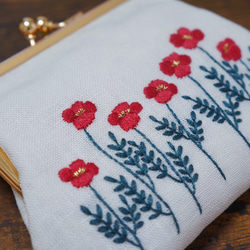 刺繍がま口ポーチ ✢︎ ひなげし ✢︎ 赤 ✢︎ 中サイズ 3枚目の画像