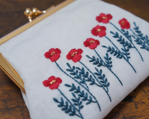 刺繍がま口ポーチ ✢︎ ひなげし ✢︎ 赤 ✢︎ 中サイズ 3枚目の画像