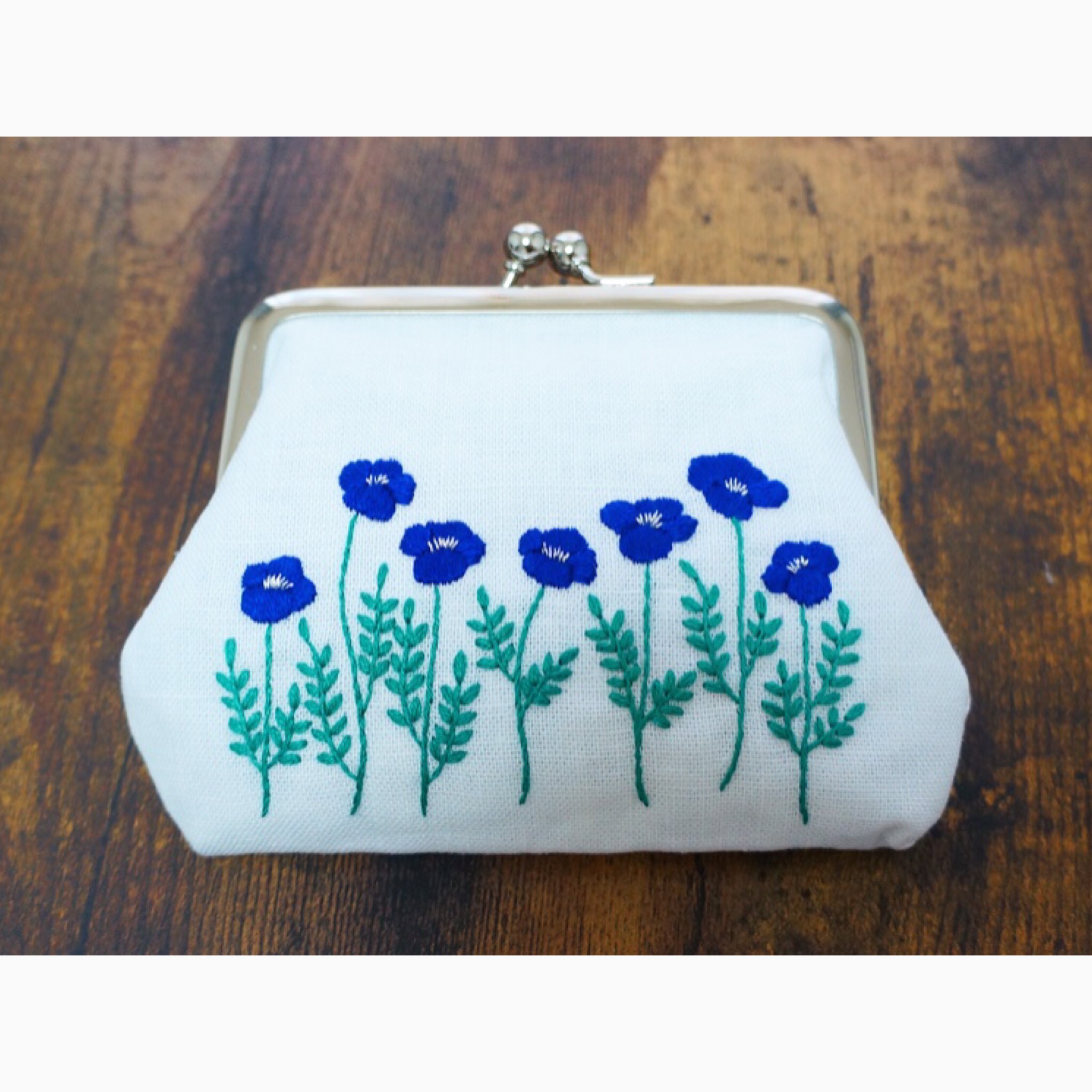 刺繍がま口ポーチ ✢︎ ひなげし ✢︎ 青 ✢︎ 中サイズ がま口