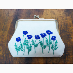 刺繍がま口ポーチ ✢︎ ひなげし ✢︎ 青 ✢︎ 中サイズ がま口
