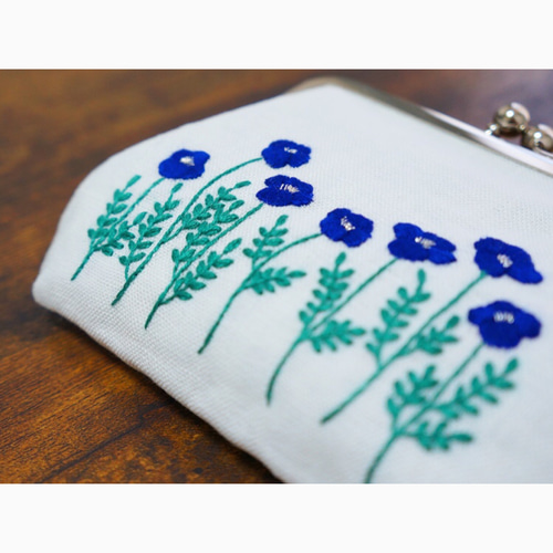 刺繍がま口ポーチ ✢︎ ひなげし ✢︎ 青 ✢︎ 中サイズ がま口