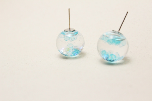 玻璃球滴膠耳環 －魚水微光 第4張的照片