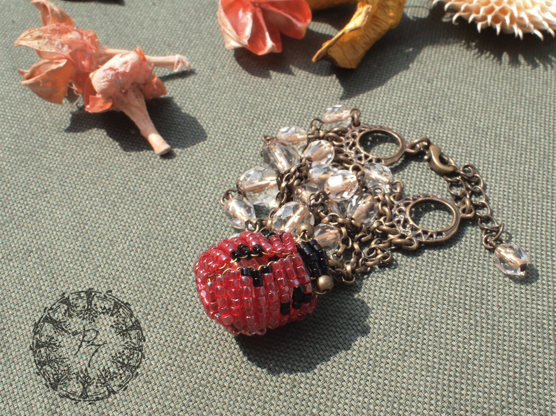 ビーズ編み赤てんとう虫ブレスレット