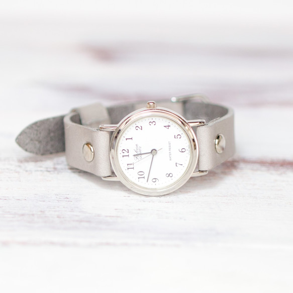 アイスグレー 待望の小さいフェイス♪ チプシチ レザー ライトグレー 革ベルト 腕時計 1枚目の画像