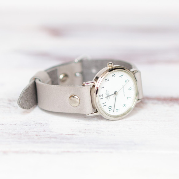 アイスグレー 待望の小さいフェイス♪ チプシチ レザー ライトグレー 革ベルト 腕時計 2枚目の画像