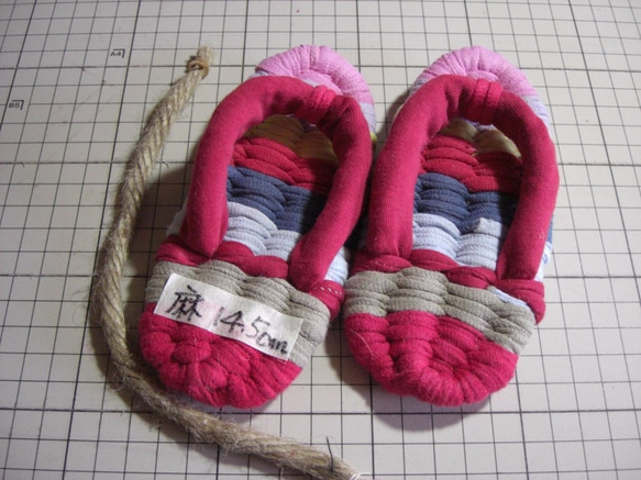 手編み布ぞうり(子供用14.5㎝）麻ロープ　リメイドＴシャツ　Ｃ３５ 2枚目の画像