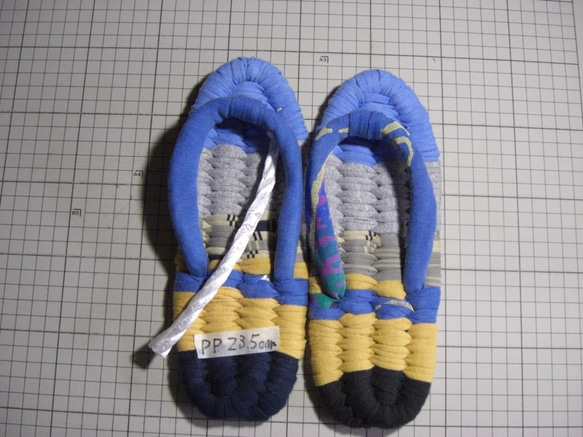 手編み布ぞうり(２３．５㎝）　リメイドＴシャツ　Ｃ３８ 3枚目の画像