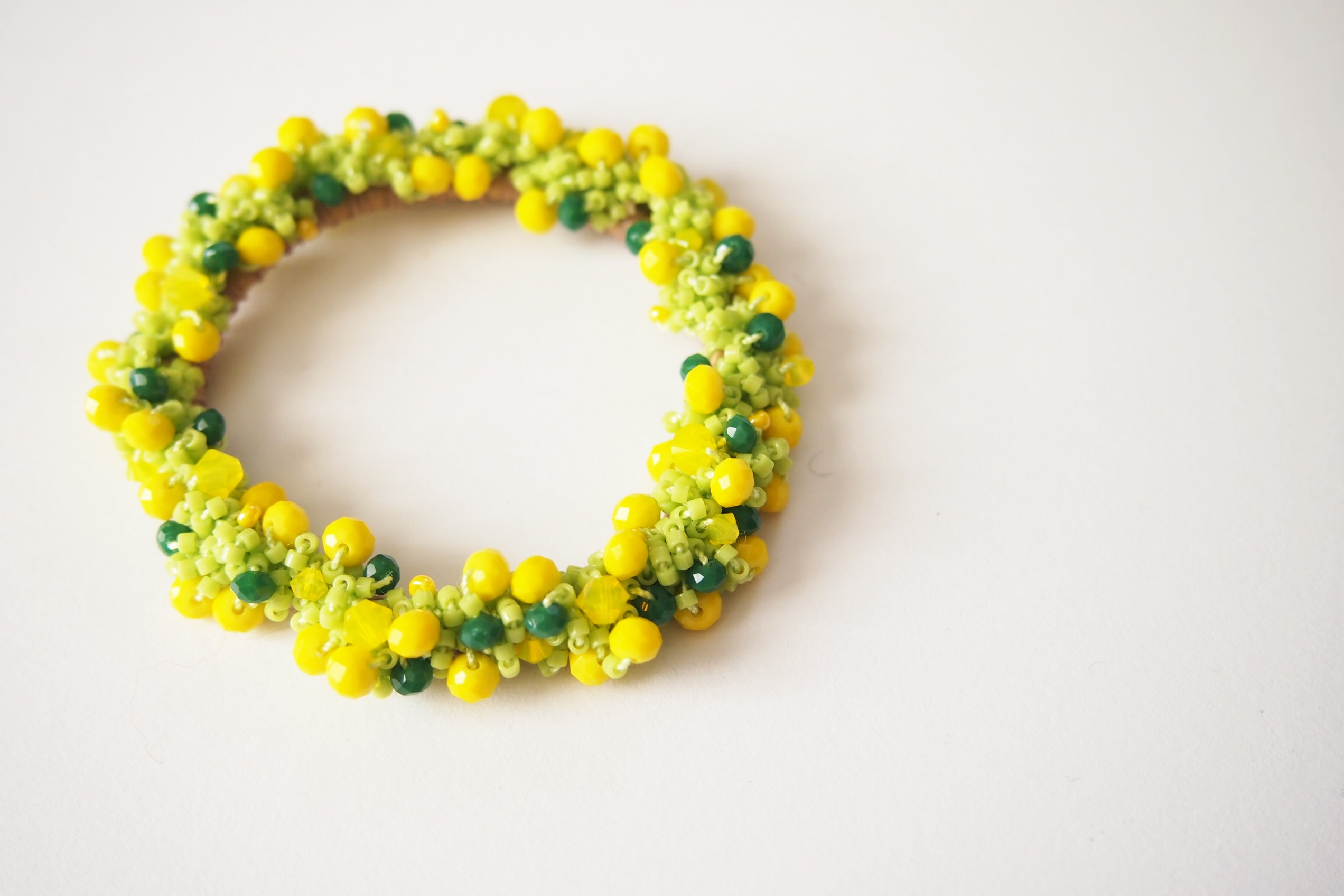 シュシュ ヘアゴム パワーストーン サンストーン×ムーンストーン ミモザのシュシュ ヘアゴム limi 通販｜Creema(