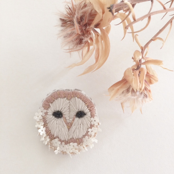 【受注生産】《プチサイズ》メンフクロウ顔 flower 刺繍ブローチ 1枚目の画像