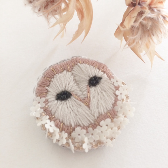 【受注生産】《プチサイズ》メンフクロウ顔 flower 刺繍ブローチ 2枚目の画像