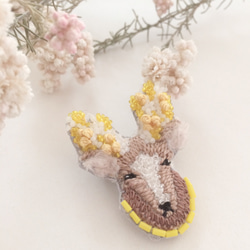 【受注生産】《プチサイズ》鹿 yellow 刺繍ブローチ 2枚目の画像