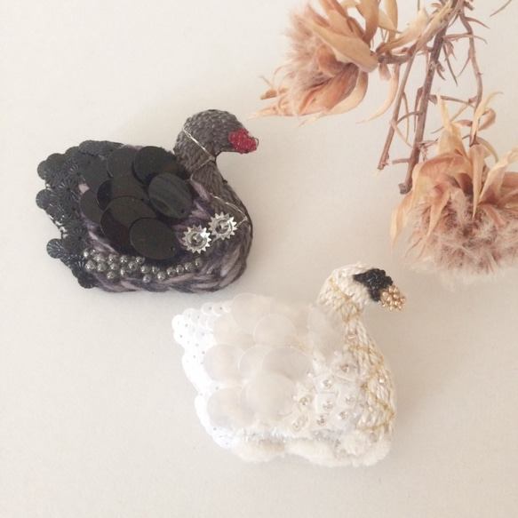 【受注生産】《Mサイズ》黒鳥 black 刺繍ブローチ 4枚目の画像