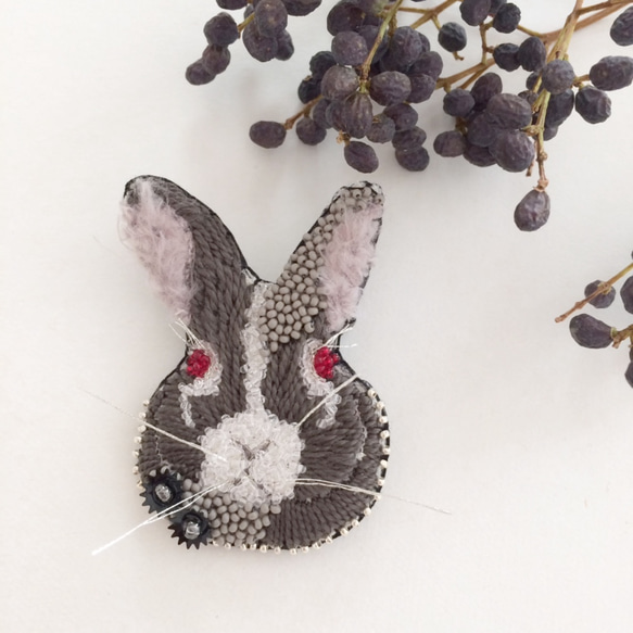 【受注生産】《Mサイズ》Rabbit black 刺繍ブローチ 1枚目の画像