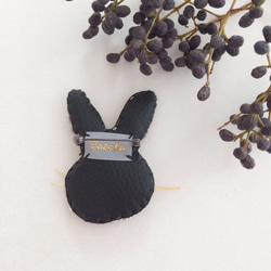 【受注生産】《Mサイズ》Rabbit black 刺繍ブローチ 3枚目の画像