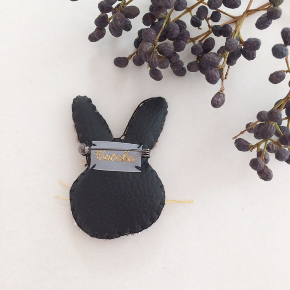 【受注生産】《Mサイズ》Rabbit black 刺繍ブローチ 3枚目の画像