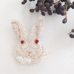 【受注生産】《Mサイズ》Rabbit white 刺繍ブローチ 1枚目の画像