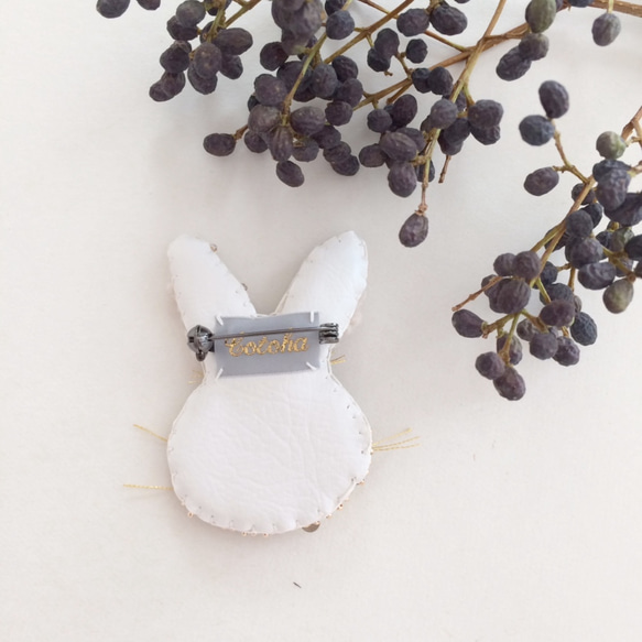 【受注生産】《Mサイズ》Rabbit white 刺繍ブローチ 3枚目の画像