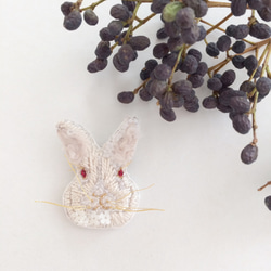 【受注生産】《プチサイズ》Rabbit white 刺繍ブローチ 1枚目の画像