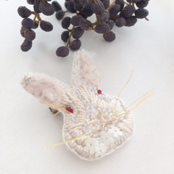 【受注生産】《プチサイズ》Rabbit white 刺繍ブローチ 2枚目の画像