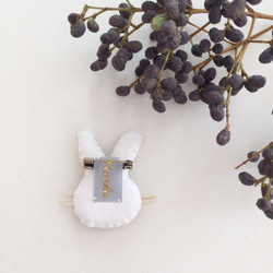 【受注生産】《プチサイズ》Rabbit white 刺繍ブローチ 3枚目の画像