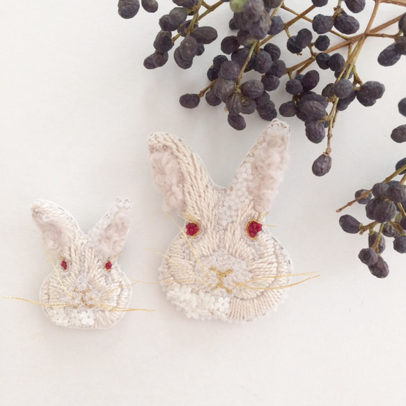 【受注生産】《プチサイズ》Rabbit white 刺繍ブローチ 5枚目の画像