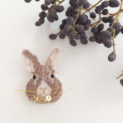 【受注生産】《プチサイズ》Rabbit beige 刺繍ブローチ 1枚目の画像