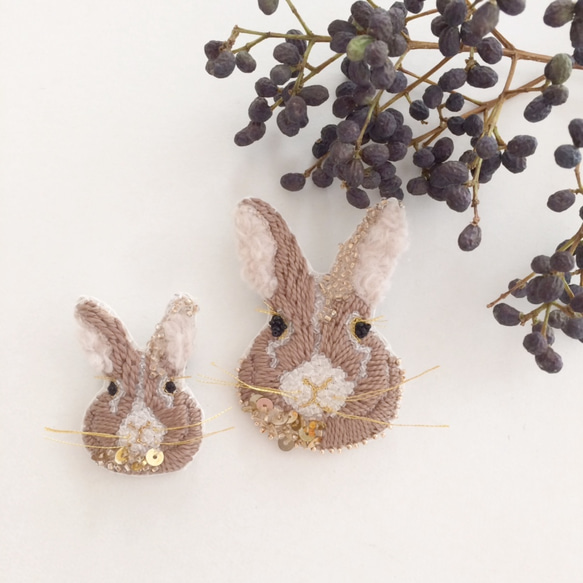 【受注生産】《プチサイズ》Rabbit beige 刺繍ブローチ 5枚目の画像