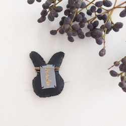 【受注生産】《プチサイズ》Rabbit brown 刺繍ブローチ 3枚目の画像