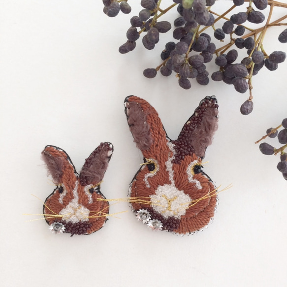 【受注生産】《プチサイズ》Rabbit brown 刺繍ブローチ 5枚目の画像