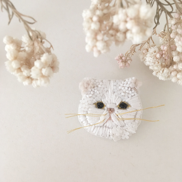 受注生産】《プチサイズ》ペチャ顔ネコ flower white 刺繍ブローチ 