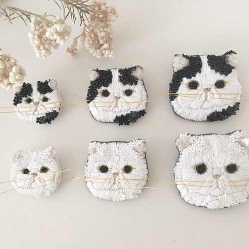 受注生産】《プチサイズ》ペチャ顔ネコ flower white 刺繍ブローチ 