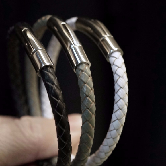 ITS：950【皮繩系列・～獨領風騷～】6mm鈦鋼中性編織牛皮繩手環1條。(有8顏色可選） 第3張的照片