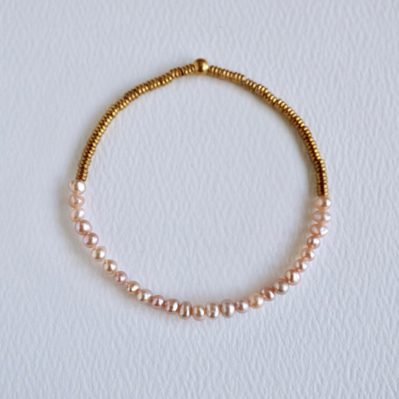ITS-B906【黃銅・小珍珠】淡水粉色珍珠/黃銅彈力手環。 第1張的照片