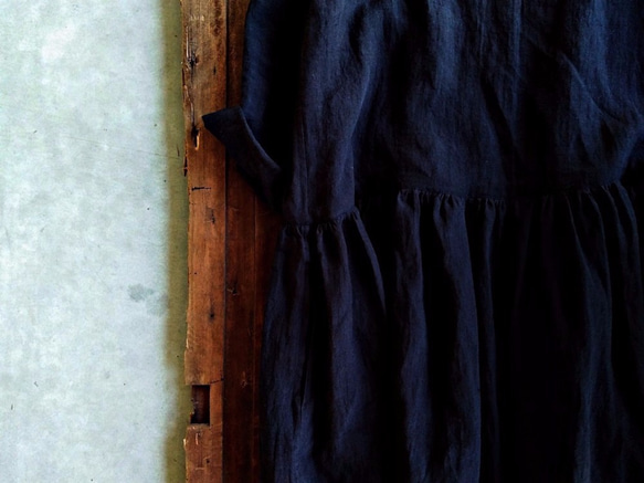 Feliz & Recap [ 細摺寬鬆連衣裙 ] 水洗亞麻 黑 第10張的照片