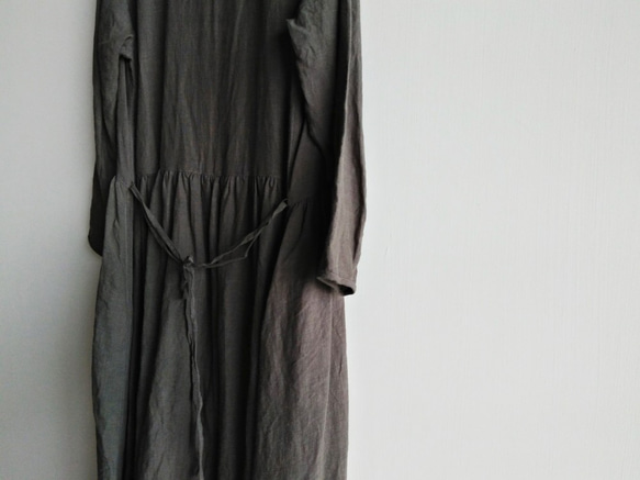 フェリス＆リキャップ[小さなVネッククローズドショルダーフォールドドレス]リネンダークオリーブグリーン 8枚目の画像
