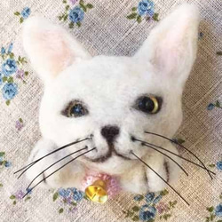 羊毛フェルト☆白猫☆ブローチ 1枚目の画像