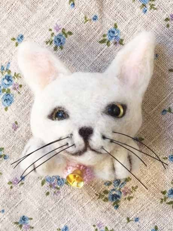 羊毛フェルト☆白猫☆ブローチ 1枚目の画像